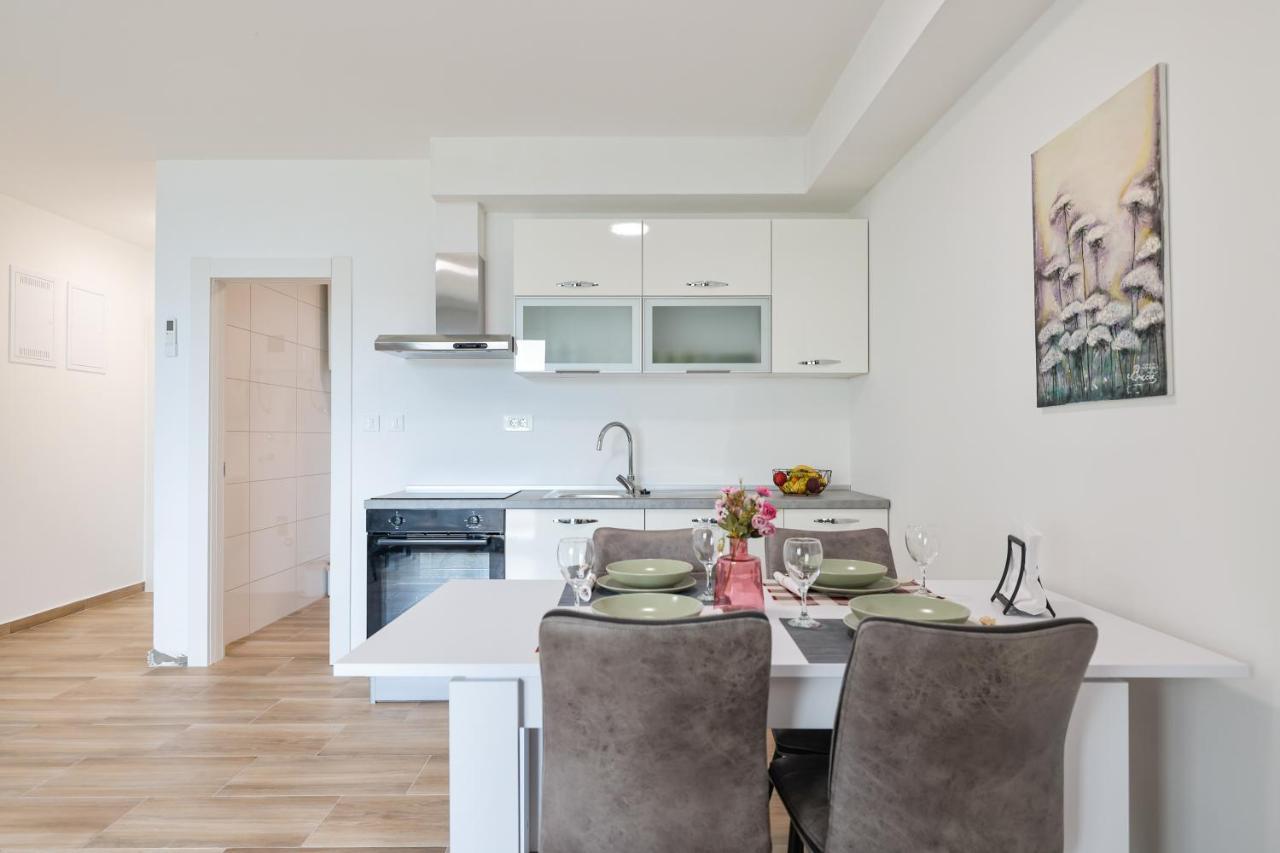 Beachfront Apartments Tic With Seaview Miletici Exteriör bild